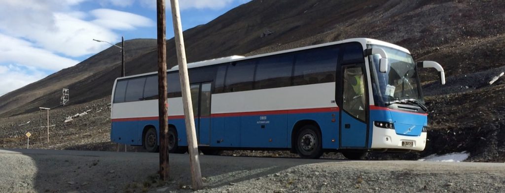 Auf dem Weg in eine fossilfreie Zukunft Dank Divestment? Bus auf Spitzbergen. (Foto: Bomsdorf)